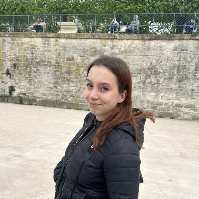 Babysitter in Chalon-sur-Saône: Elynn