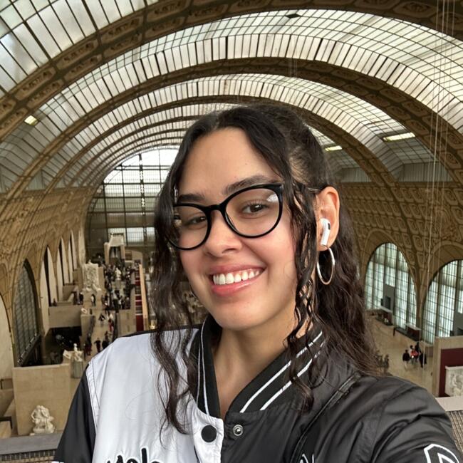 Babysitter in Paris: Virna M