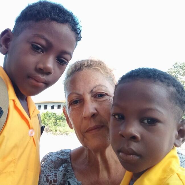 Babysitter in Nismes: Midiala