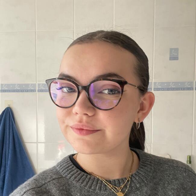 Babysitter in Saint-Romain-le-Puy: Chloé