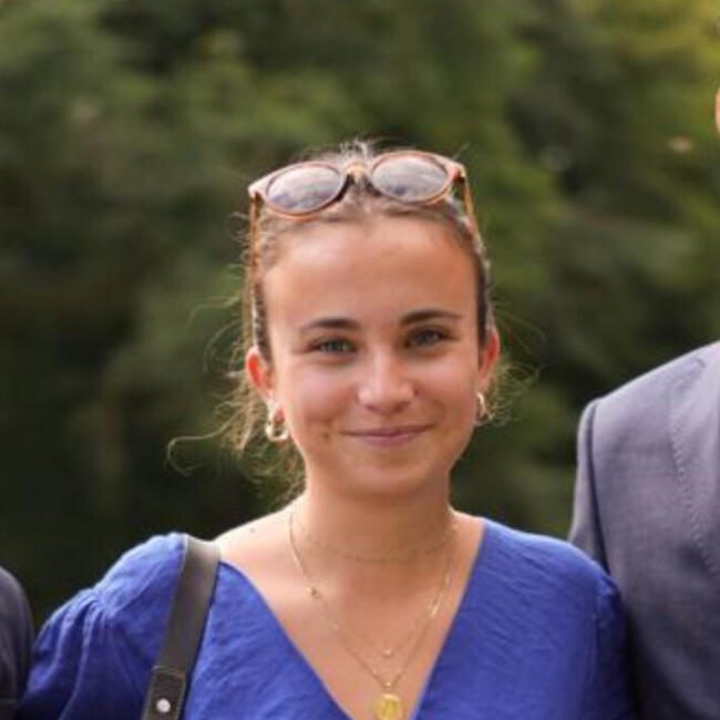 Babysitter in Fontainebleau: Apolline
