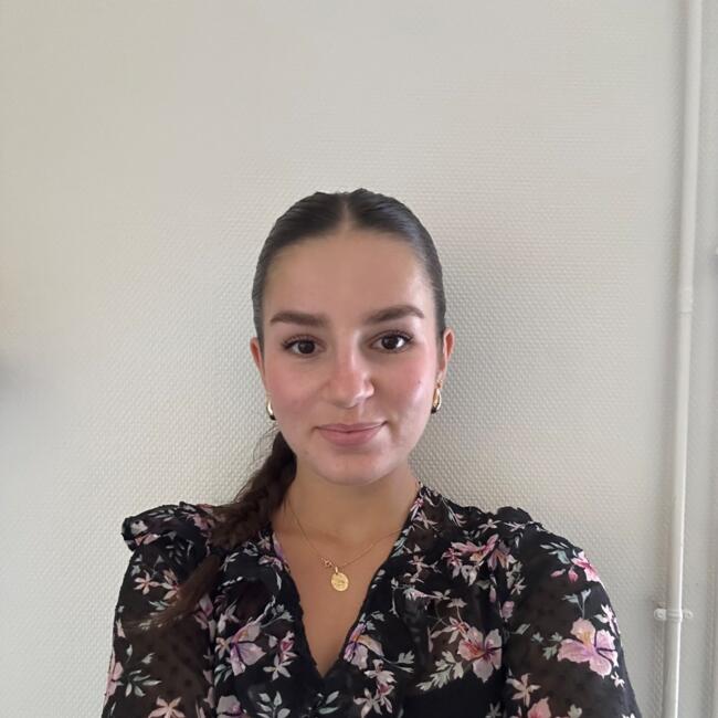 Babysitter in Jayat: Emma