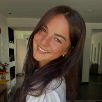 Babysitter in Saint-Genest-Lerpt: Clara