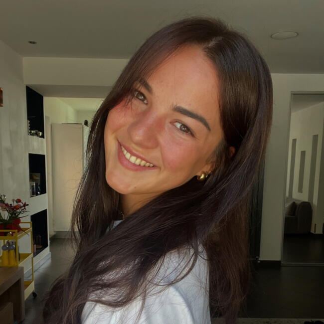 Babysitter in Saint-Genest-Lerpt: Clara