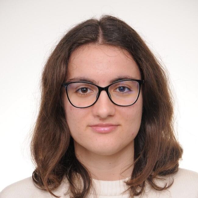 Babysitter in Puteaux: Adelina