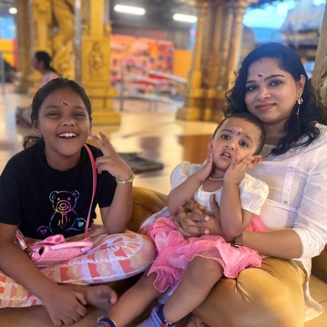 Pengasuh di Johor Bahru: Sathya