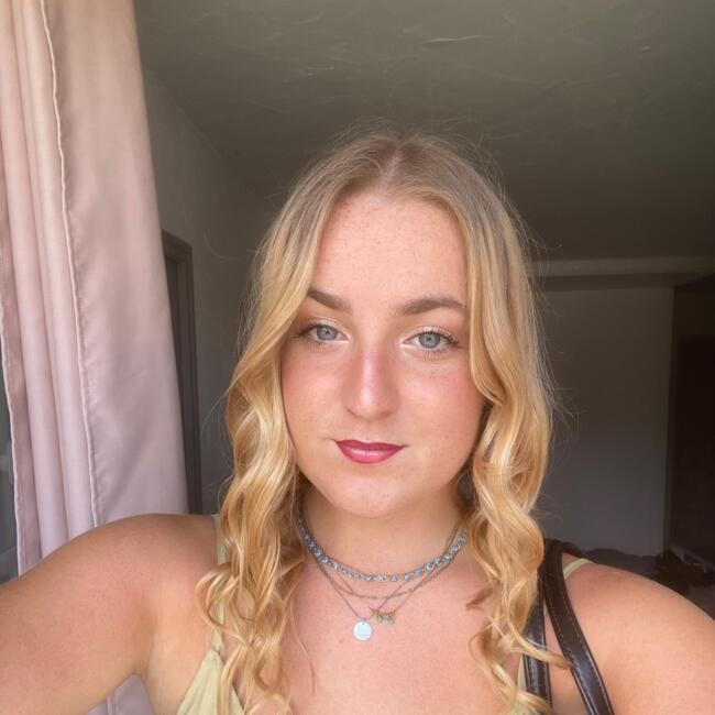 Babysitter in Aytré: Louise