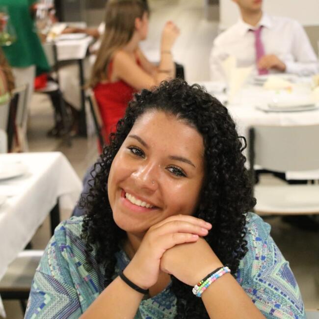 Babysitter in Belas: Flávia