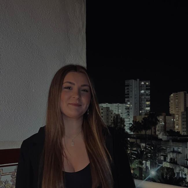 Nanny in La Pobla de Vallbona: Claudia