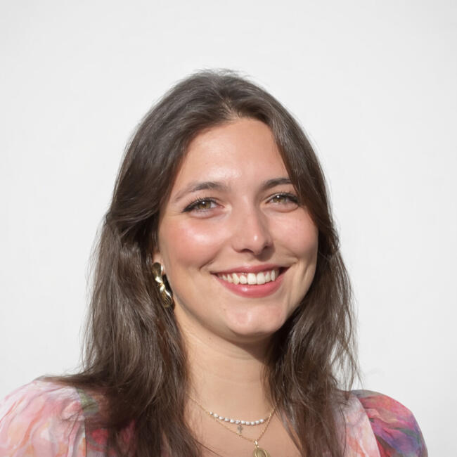 Babysitter in Le Pecq: Brune