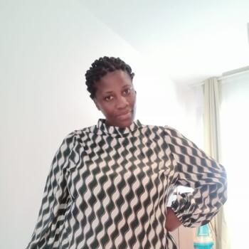 Nanny in Jazīrat Abū Z̧aby: Nakakande ruth