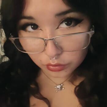 Babysitter in Paramount: Alana