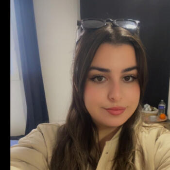 位於巴黎的臨時保母: Kamelia