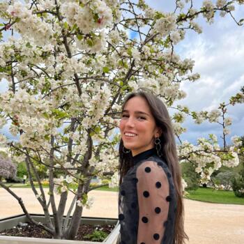 Babysitter in Les Clayes-sous-Bois: Justine