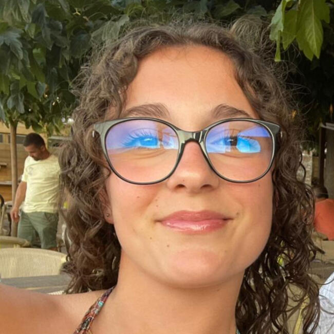 Babysitter in Lavoux: Laura