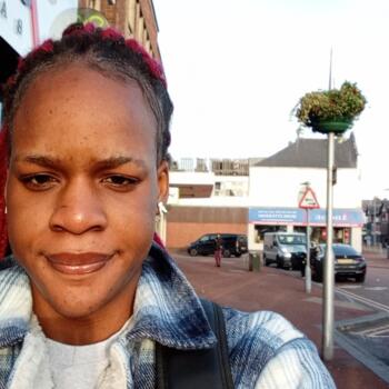 Babysitter in Ellesmere Port: Gift