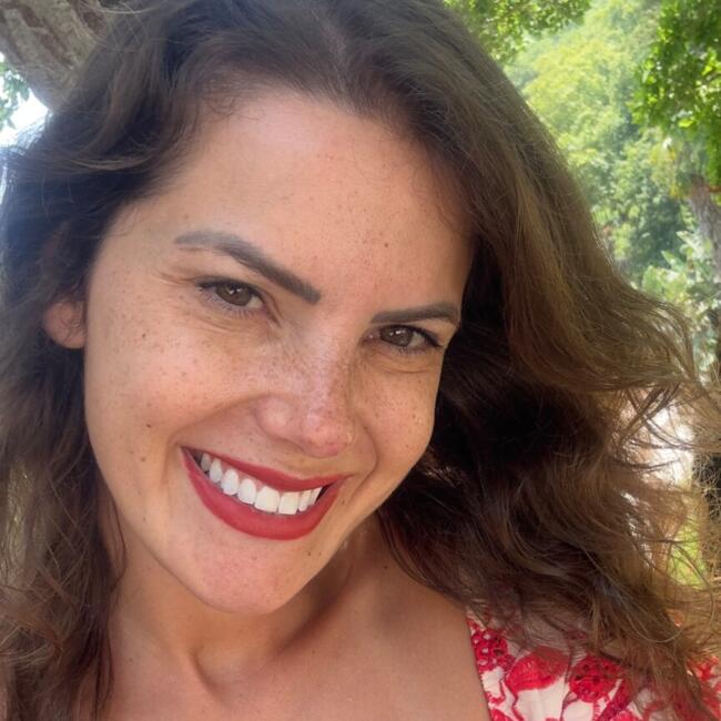 Babysitter in Egg: Heloisa