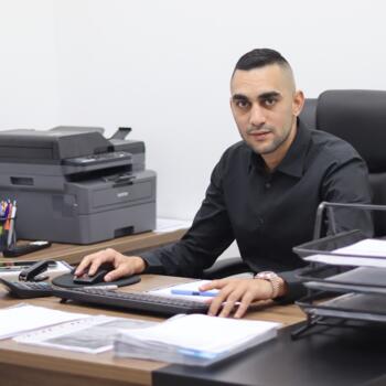 משרת בייביסיטר ב- Eṭ Ṭaiyiba: משרת בייביסיטר Abed