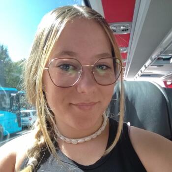 Babysitter in Llupia: Maely