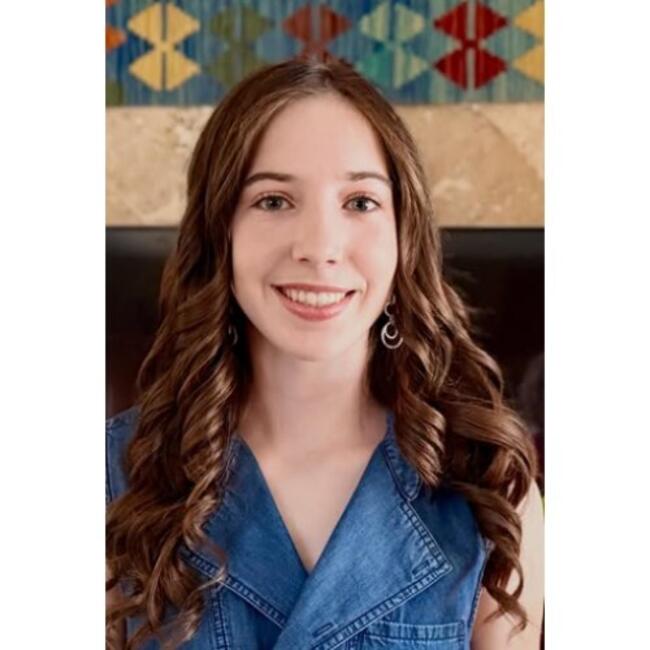 Babysitter in Glendale: Madi