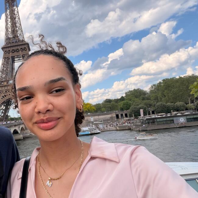 Babysitter in Saint-Vigor: Melissia