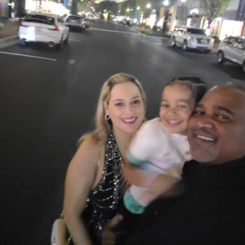 משרת בייביסיטר ב- דובאי: משרת בייביסיטר Andre