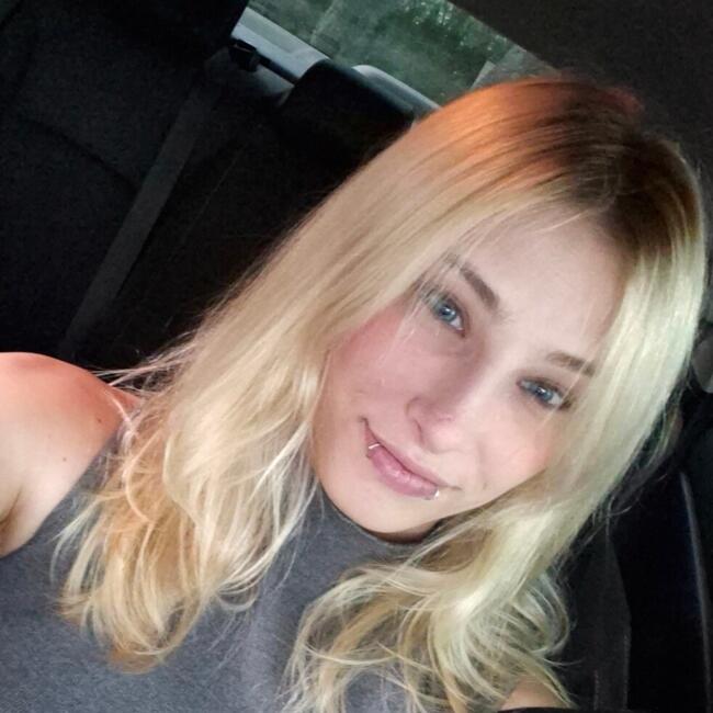 Babysitter in West Palm Beach: Jade