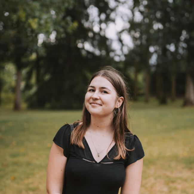 Babysitter in Lens: Claire