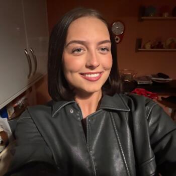 Babysitter in Overton (Wales): Holly