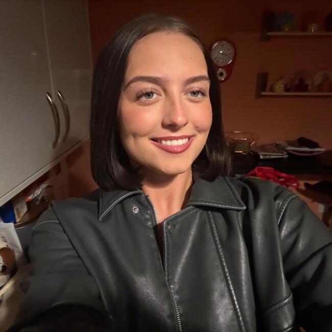 Babysitter in Overton (Wales): Holly