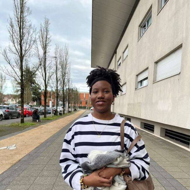 Babysitter in Fleury-les-Aubrais: Grace
