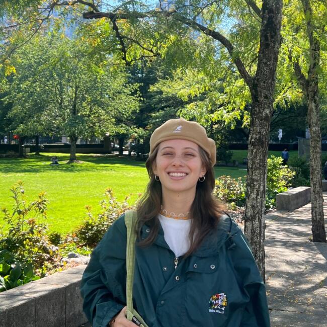 Baby-sitter in Burnaby: Isabella