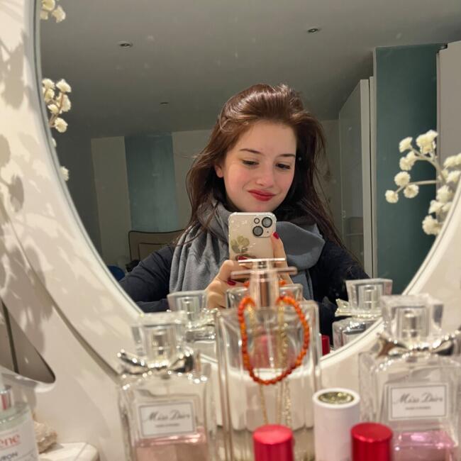 Babysitter in Saint-Genis-Pouilly: Claire