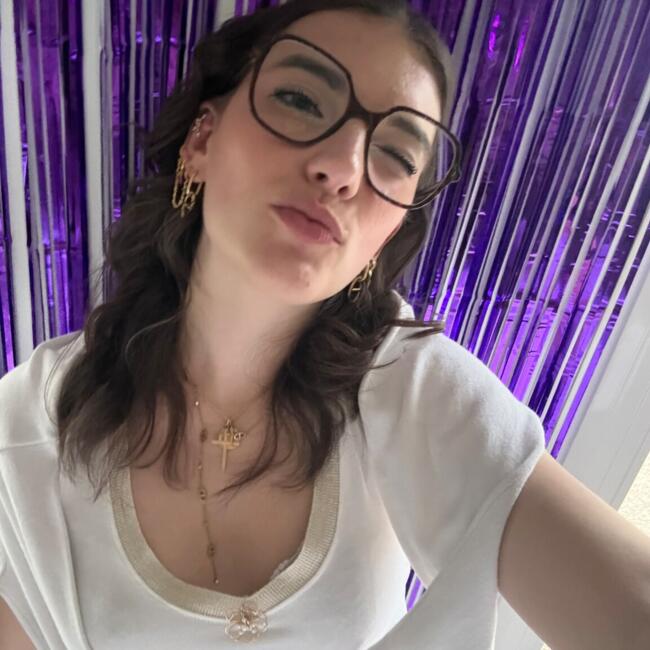 Babysitter in Sainte-Catherine-de-Fierbois: Elya