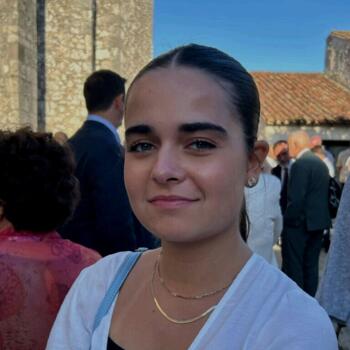 Babysitter in Pessac: Angelina