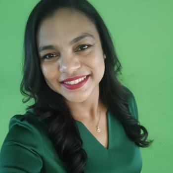 Babá Caucaia: Nailene