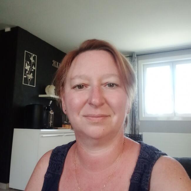Babysitter in Menneville: Elodie