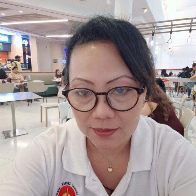 Babysitter in Dubai: Gina