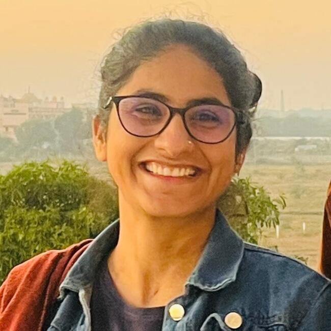 अहमदाबाद में बेबीसिटर: Divu