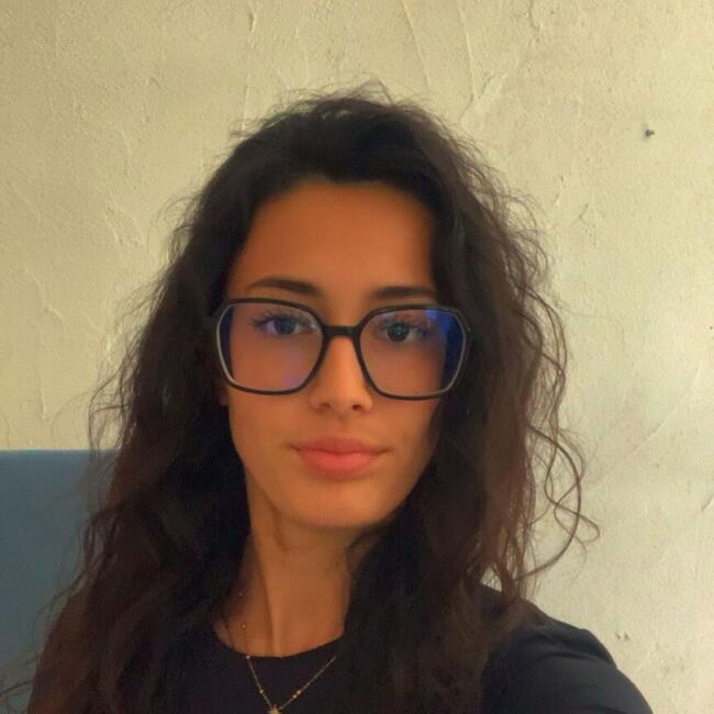 Babysitter in Saint-Médard-d'Eyrans: Naya