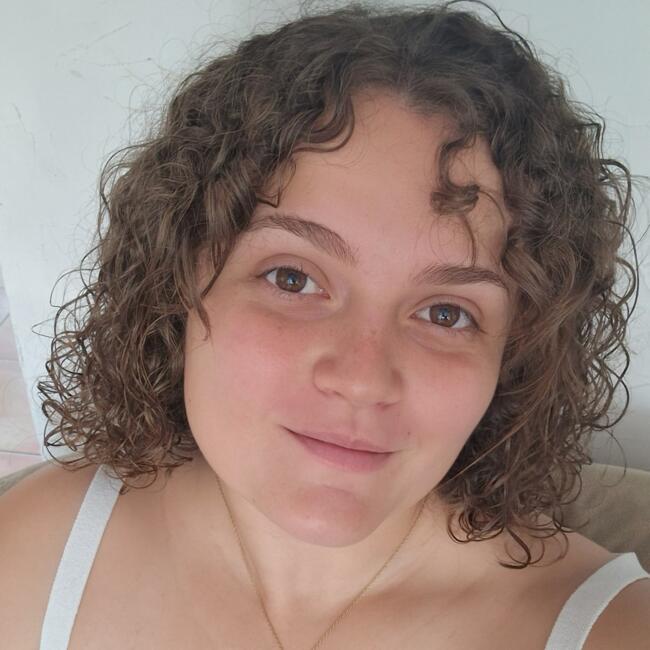 Babysitter in Saint-Georges-de-Luzençon: Pascaline