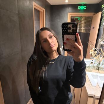 Babysitter in Paris: Pia