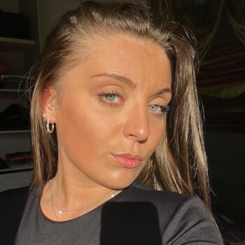 Babysitter in Bavent: Louise