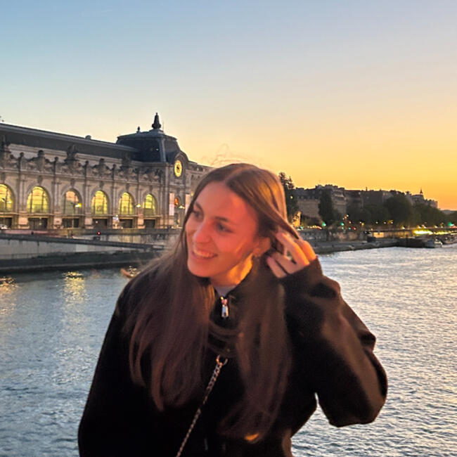 Babysitter in La Celle-Saint-Cloud: Pola