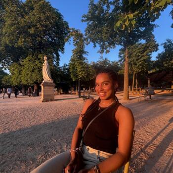 Babysitter in Paris: Emma