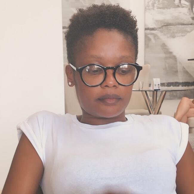 Babysitter in Cascais: Elizabeth