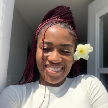 Baby-sitter in Saint-Jean de Terre-Neuve: Jennifer