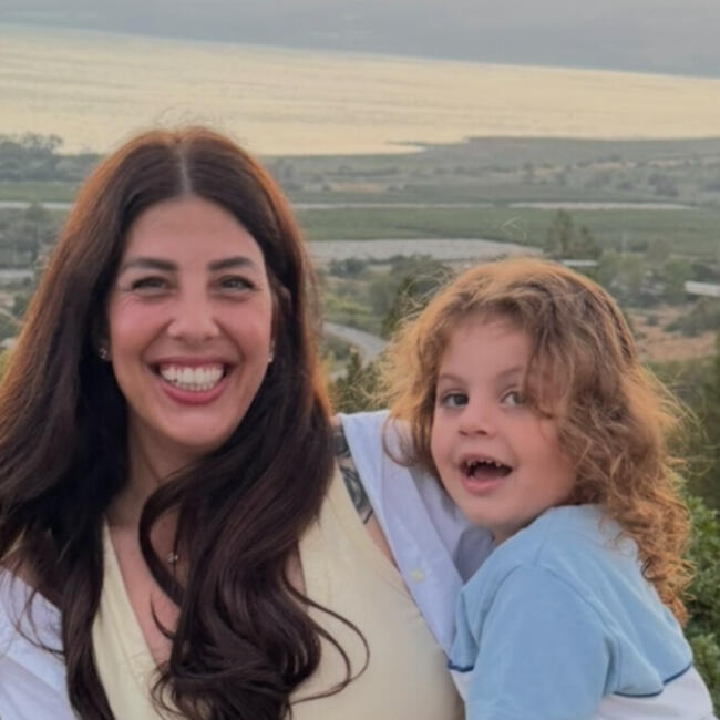 משרת בייביסיטר ב- כפר חסידים: Yael eldar