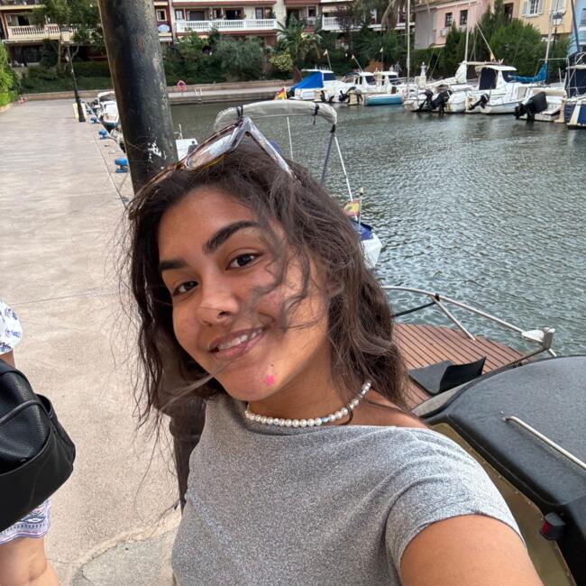 Babysitter in Torrent: Mia