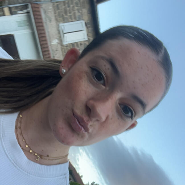 Babysitter in Saint-Cyr-les-Vignes: Zoe